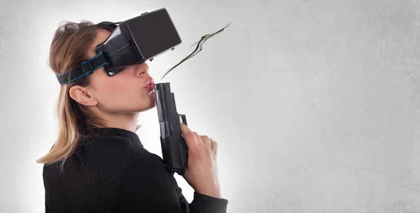 Mujer jugar juego de disparos VR con pistola de realidad virtual y vidrio vr —  Fotos de Stock