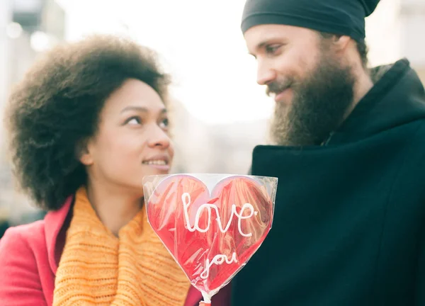 Schöne junge Liebende mit einem großen roten Herz — Stockfoto