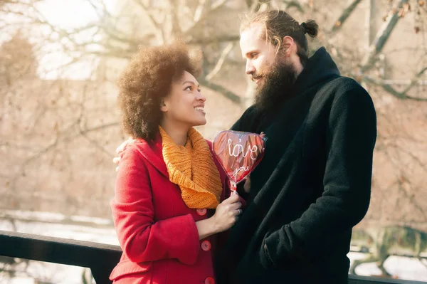 Schöne junge Liebende mit einem großen roten Herz — Stockfoto