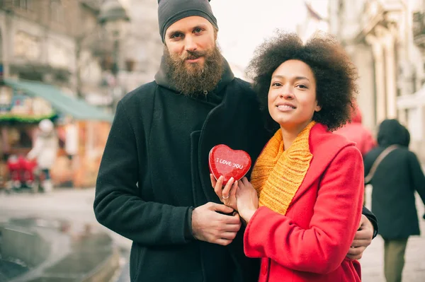 Schöne junge Liebende mit einem großen roten Herz — Stockfoto