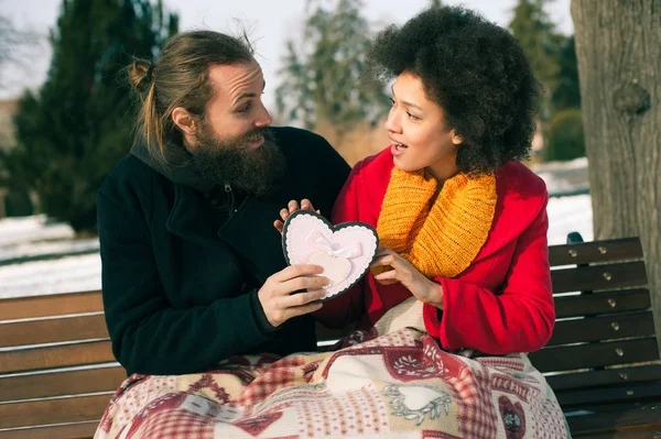 Schönes junges Paar mit einem großen Herzen im Wintertag — Stockfoto