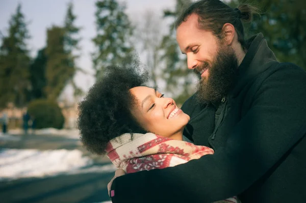 Romantisches multiethnisches Paar, das sich auf der Straße umarmt — Stockfoto