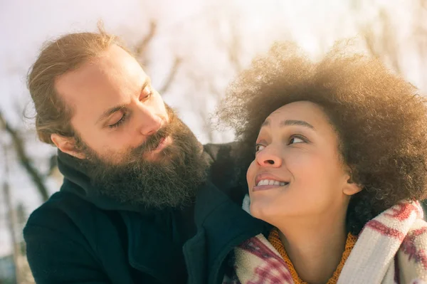 Romántica pareja multiétnica enamorada abrazándose en la calle — Foto de Stock