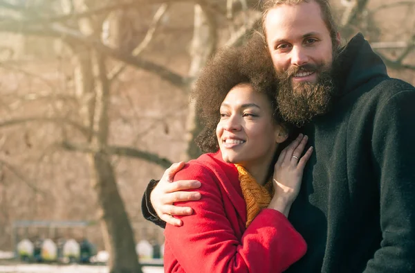 Romantisches multiethnisches Paar, das sich auf der Straße umarmt — Stockfoto