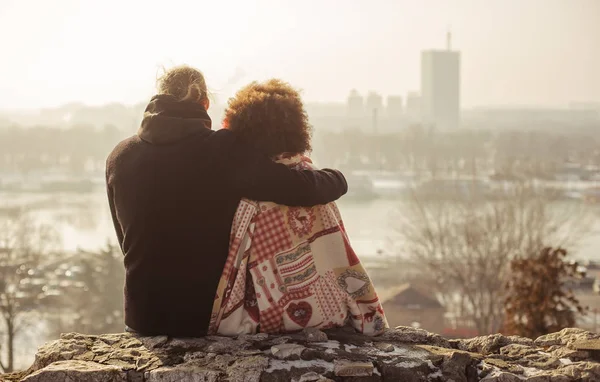 Romántico abrazar pareja amorosa. Enamorarse. — Foto de Stock