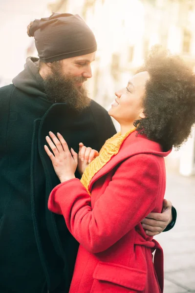 Romántica pareja multiétnica enamorada abrazándose en la calle — Foto de Stock