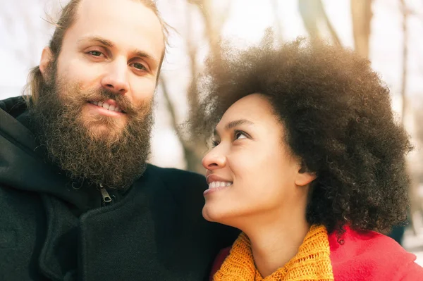 Romántica pareja multiétnica enamorada abrazándose en la calle — Foto de Stock