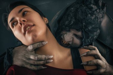 Eski canavar vampir iblis kadın boyun ısırır. Cadılar Bayramı fant