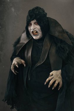 Eski korku mutant vampir büyük korkutucu çivi ile. Ortaçağ f
