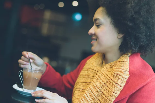 Mulher bonita desfrutando de chá em um restaurante — Fotografia de Stock