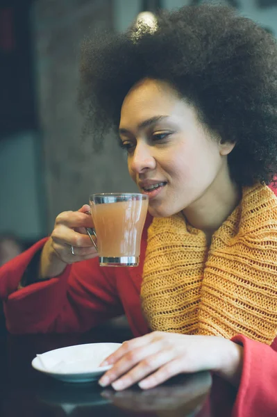 Beautiful young woman enjoying tea in a restaurant — Stock Photo, Image