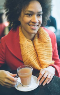 Çay bir restoranda güzel genç kadının