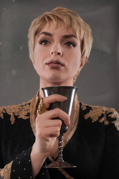 Mulher de moda renascentista segurando cálice com vinho — Fotografia de Stock