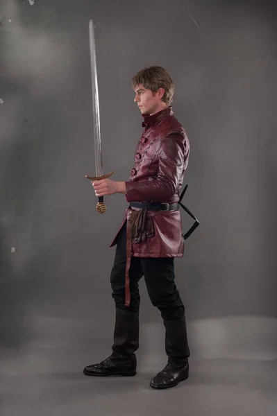 Średniowiecznego rycerza z mieczem. Średnim wieku wojownik — Zdjęcie stockowe