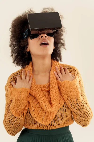 Mujer con gafas de realidad virtual jugando el juego —  Fotos de Stock