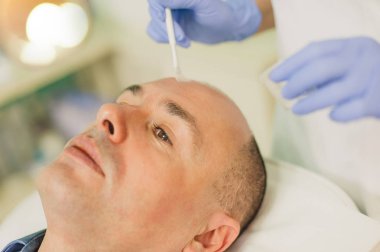 Rahat adam bir yüz masaj ve peeling tedavisi