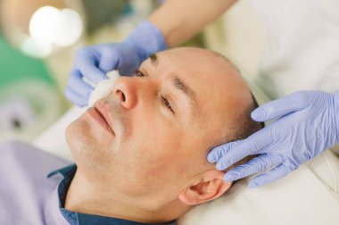 Rahat adam bir yüz masaj ve peeling tedavisi