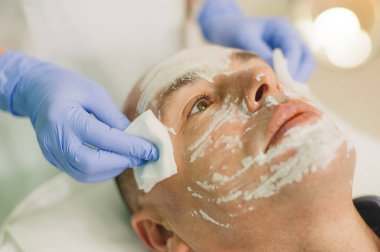 Rahat adam bir yüz masaj ve peeling tedavisi