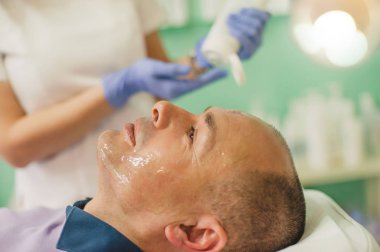 Rahat adam bir yüz masaj ve peeling tedavisi