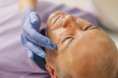Rahat adam bir yüz masaj ve peeling tedavisi