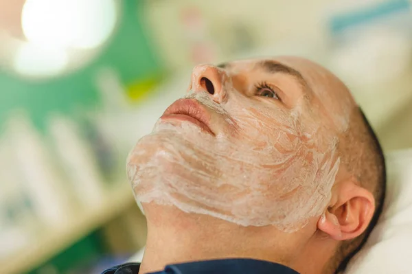 Nyugodt ember, miután egy arcmasszázs és a peeling kezelés — Stock Fotó
