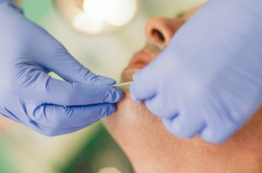 Rahat adam bir yüz masaj ve peeling tedavisi