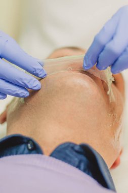 Rahat adam bir yüz masaj ve peeling tedavisi