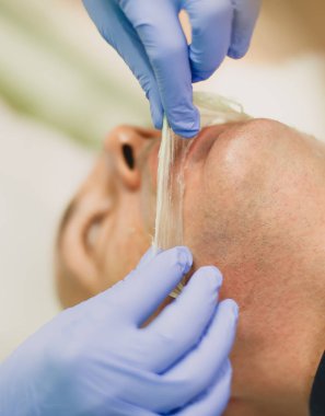 Rahat adam bir yüz masaj ve peeling tedavisi