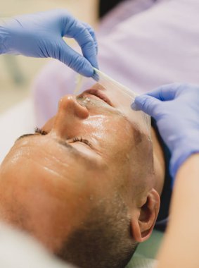 Rahat adam bir yüz masaj ve peeling tedavisi