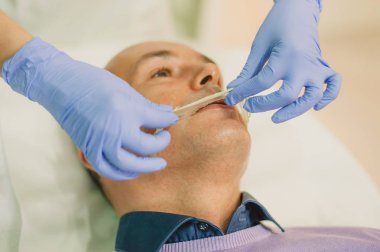 Rahat adam bir yüz masaj ve peeling tedavisi