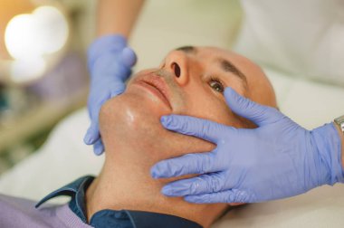 Rahat adam bir yüz masaj ve peeling tedavisi