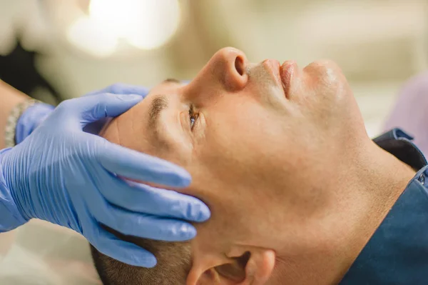 Nyugodt ember, miután egy arcmasszázs és a peeling kezelés — Stock Fotó