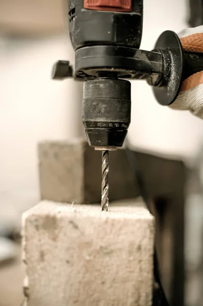 Elektrische boor boren van een gat in hout — Stockfoto