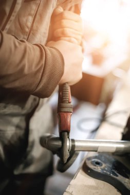 Marangoz marangozluk atölye onun iş için pense kullanarak