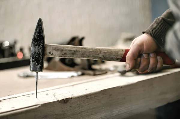 木匠用锤为他在木工车间的工作 — 图库照片