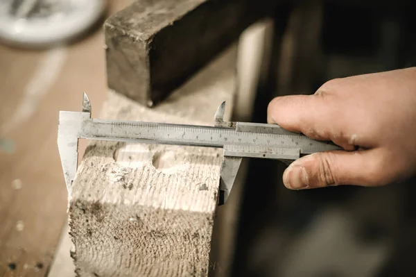 Carpinteiro usando régua para seu trabalho na oficina de carpintaria — Fotografia de Stock