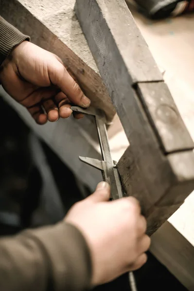 Carpenter using ruler for his job in carpentry workshop — Stock Photo, Image