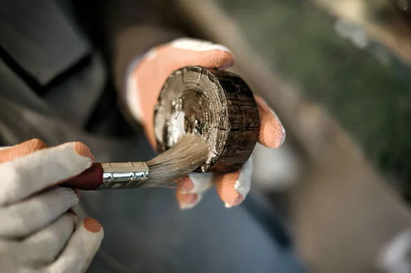 Carpintero usando pintura de madera para su trabajo en trabajos de carpintería —  Fotos de Stock