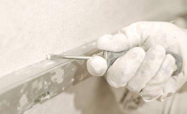 İnşaat işçisi ev iç ruh düzeyi kullanarak