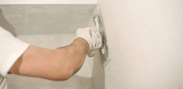建筑工人用锅铲抹灰墙 — 图库照片