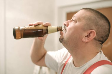 İnşaat mason işçi iş molası sırasında bira içmek