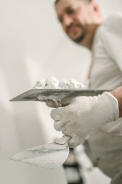 İnşaat mason işçisi spatula ve harç ile