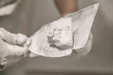 İnşaat mason işçisi spatula ve harç ile