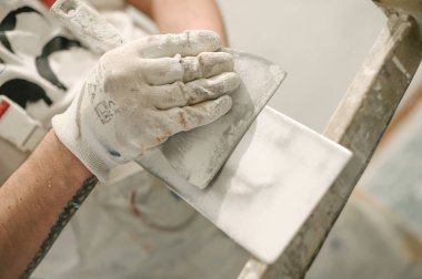 İnşaat mason işçisi spatula ve harç ile