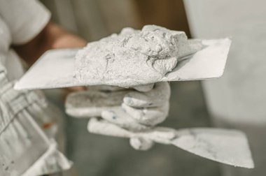 İnşaat mason işçisi spatula ve harç ile