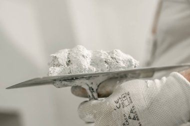 İnşaat mason işçisi spatula ve harç ile