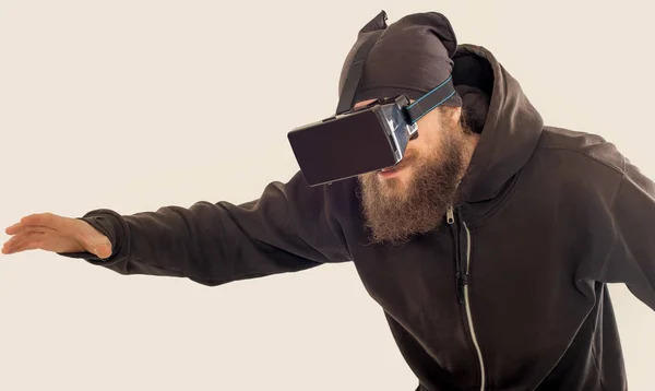 Joven barbudo guapo hombre usando dispositivo de realidad virtual —  Fotos de Stock