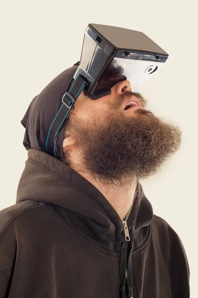 Joven barbudo guapo hombre usando dispositivo de realidad virtual —  Fotos de Stock