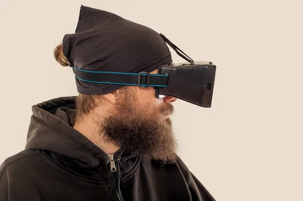 Joven barbudo guapo hombre usando dispositivo de realidad virtual —  Fotos de Stock