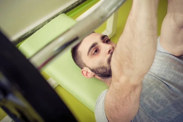 Sportif adam Asansör ağırlık vasıl belgili tanımlık jimnastik salonu — Stok fotoğraf